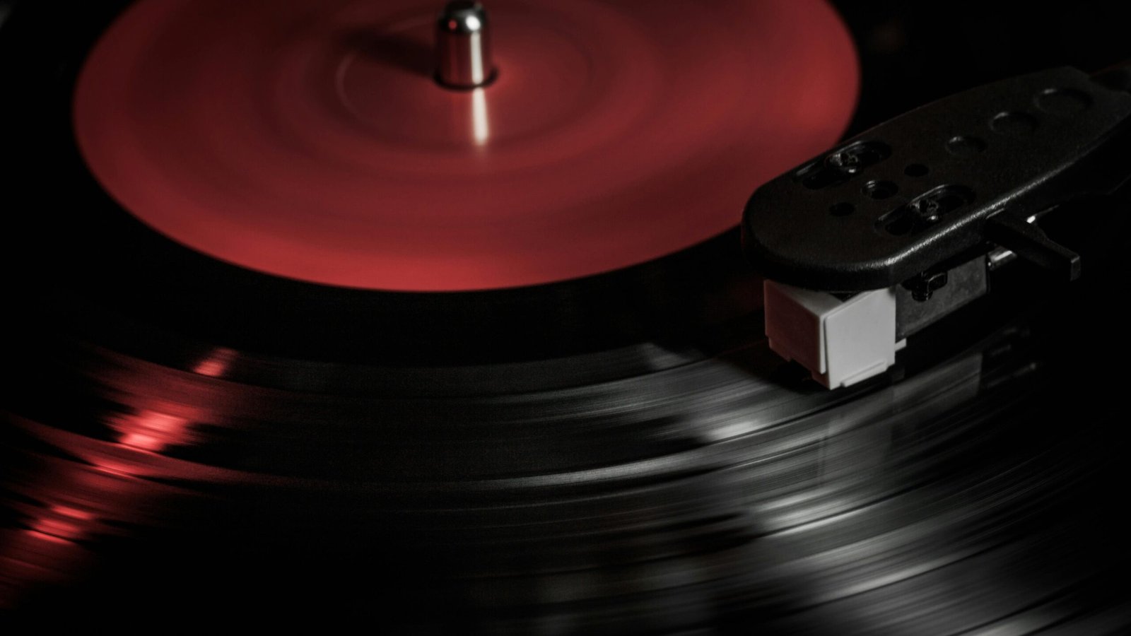 tornamesa girando vinilo rojo – imagen representativa de blog musical