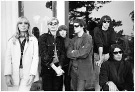 The Velvet Underground posando junto a Nico y Andy Warhol en una fotografía en blanco y negro de los años 60, con actitud vanguardista y estética contracultural