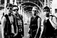 🎵El día que U2 bloqueó accidentalmente un aeropuerto durante un rodaje